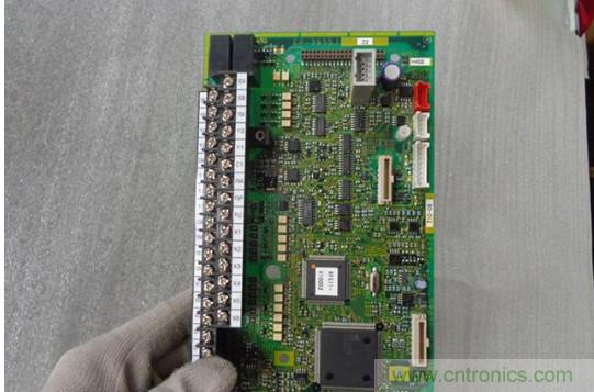 變頻器的輸出頻率調(diào)高，那么輸出電壓將如何提高？