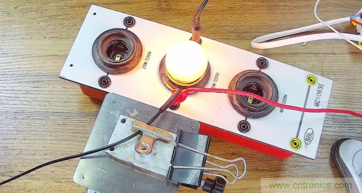 電燈泡內(nèi)通有交流電，為什么看不到燈泡在閃爍？