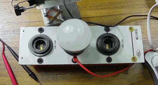 電燈泡內(nèi)通有交流電，為什么看不到燈泡在閃爍？