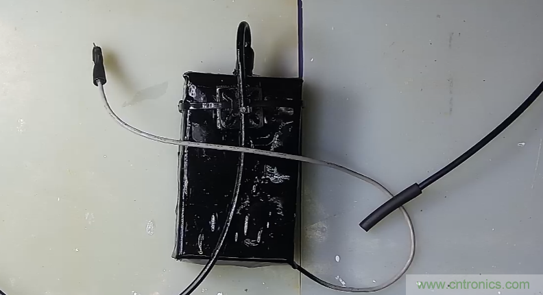 電燈泡內(nèi)通有交流電，為什么看不到燈泡在閃爍？