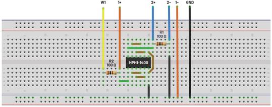   材料  ? ADALM2000主動學(xué)習(xí)模塊 ? 無焊試驗板和跳線套件 ? 一臺HPH1-1400L 6繞組變壓器 ? 一臺HPH1-0190L 6繞組變壓器 ? 兩個100 Ω電阻  說明  在無焊試驗板上構(gòu)建圖2所示的電路。需要使用此設(shè)置來測量初級/次級匝數(shù)比為1:1的三種不同配置下，兩個變壓器型號各自的頻率響應(yīng)。兩個紅色箭頭表示在初級和次級使用同一個線圈的配置中連接源電阻和負載電阻的位置。藍色箭頭對應(yīng)的是在初級和次級使用兩個串聯(lián)線圈的配置。綠色箭頭對應(yīng)的是在初級和次級使用三個串聯(lián)線圈的配置。